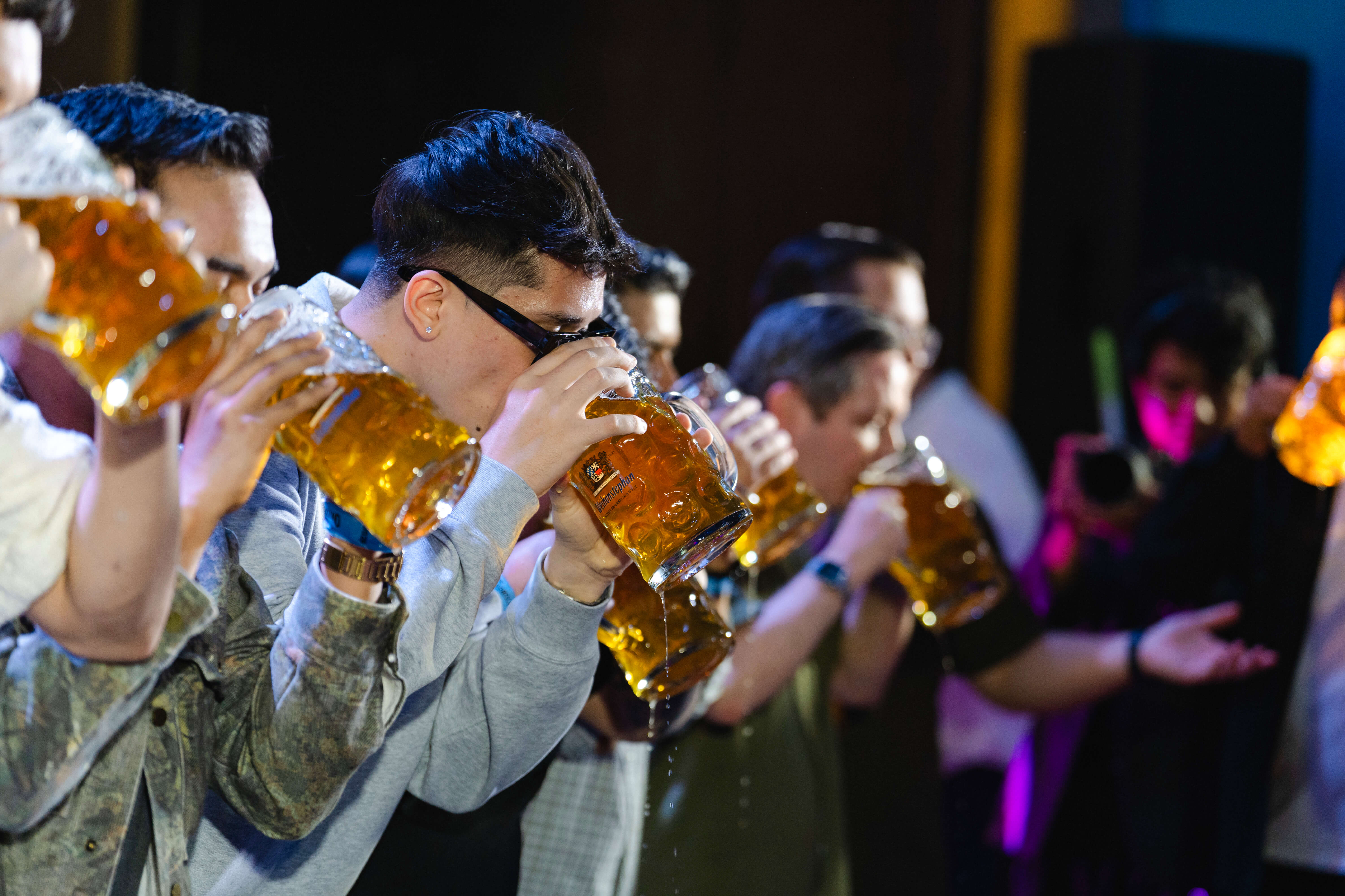 ゲストたちがビールを一気飲みするコンテストに挑戦し、ニューポート・ワールド・リゾーツのオクトーバーフェストに活気あふれる楽しさをもたらしています