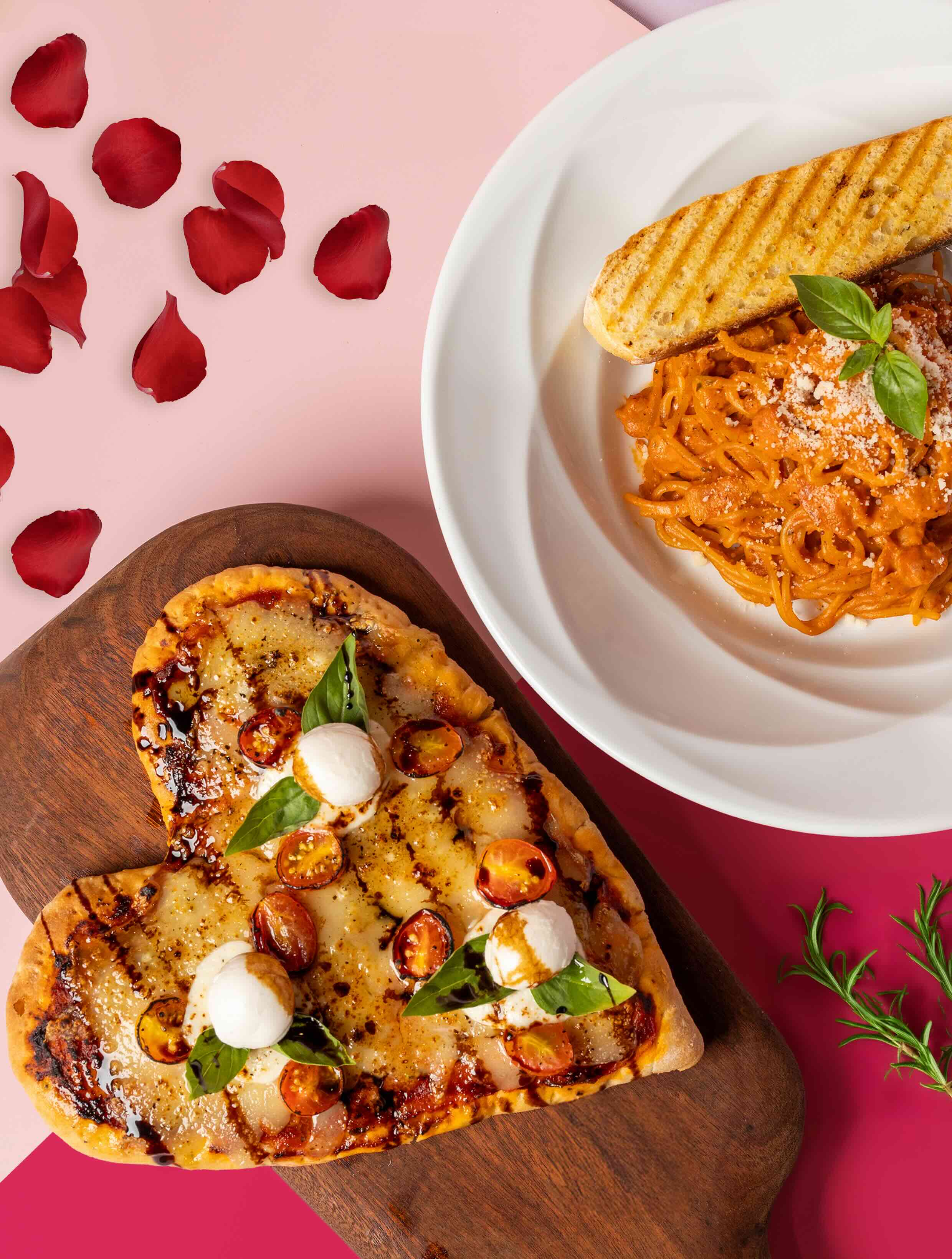 ガーデンウィングカフェ（ニューポートワールドリゾーツ）のカプレーゼフラットブレッドとピンクトリュフカルボナーラ