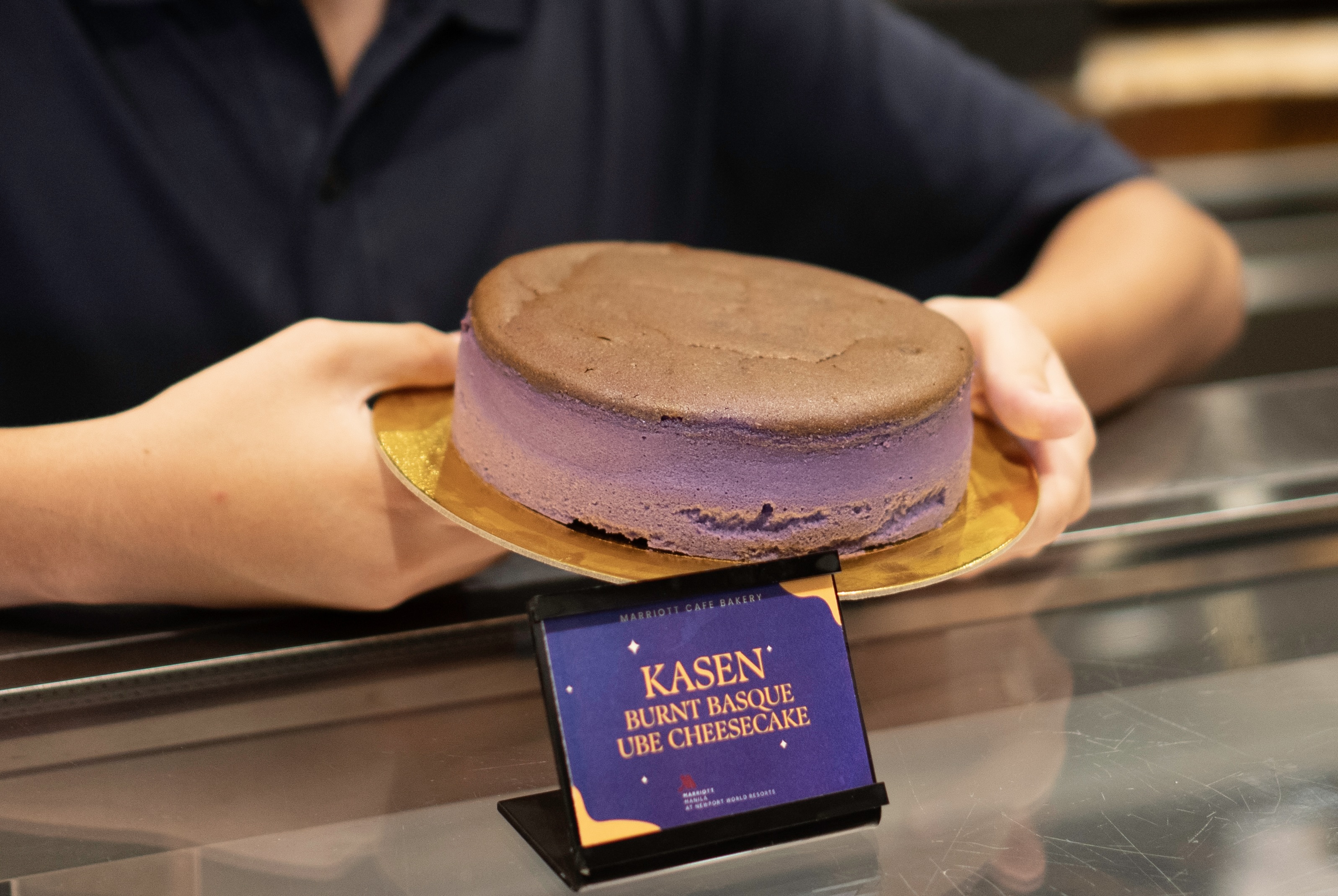 ニューポート・ワールド・リゾーツ内マニラ・マリオット・ホテルの「マリオット・カフェ・ベーカリー」にある「カセン・バーント・バスク・ウベ・チーズケーキ」