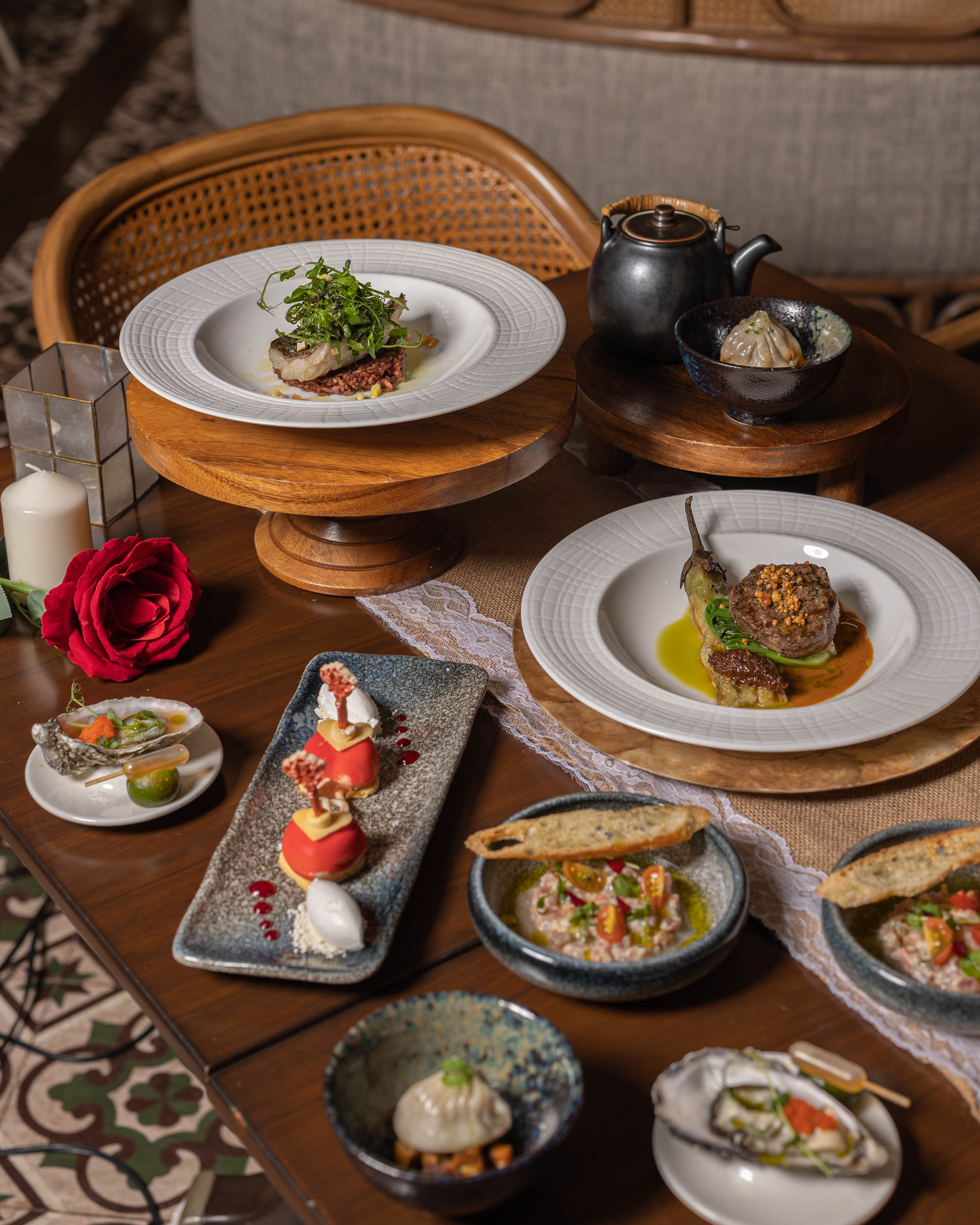 お客様は二つの時間帯からお選びいただけます。第一部：午後5時30分から7時30分まで、第二部：午後8時30分から10時30分まで。夕食を彩るように、夜を通して控えめな音楽が流れ、味わい、ペース、そして共に過ごす時間によって夜の体験が形作られる空間を創り出します。