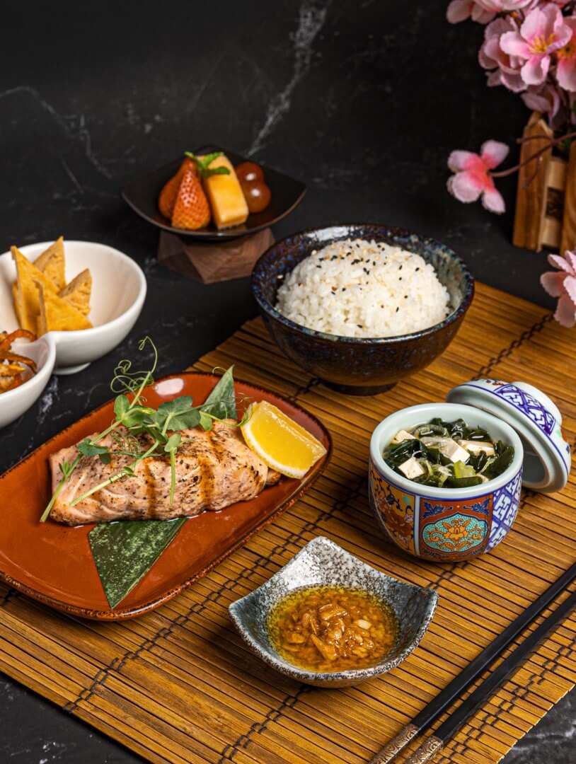 ニューポート・ワールド・リゾーツの「Ginzadon」でのサーモン照り焼きセットと、「Happy 8」での点心食べ放題