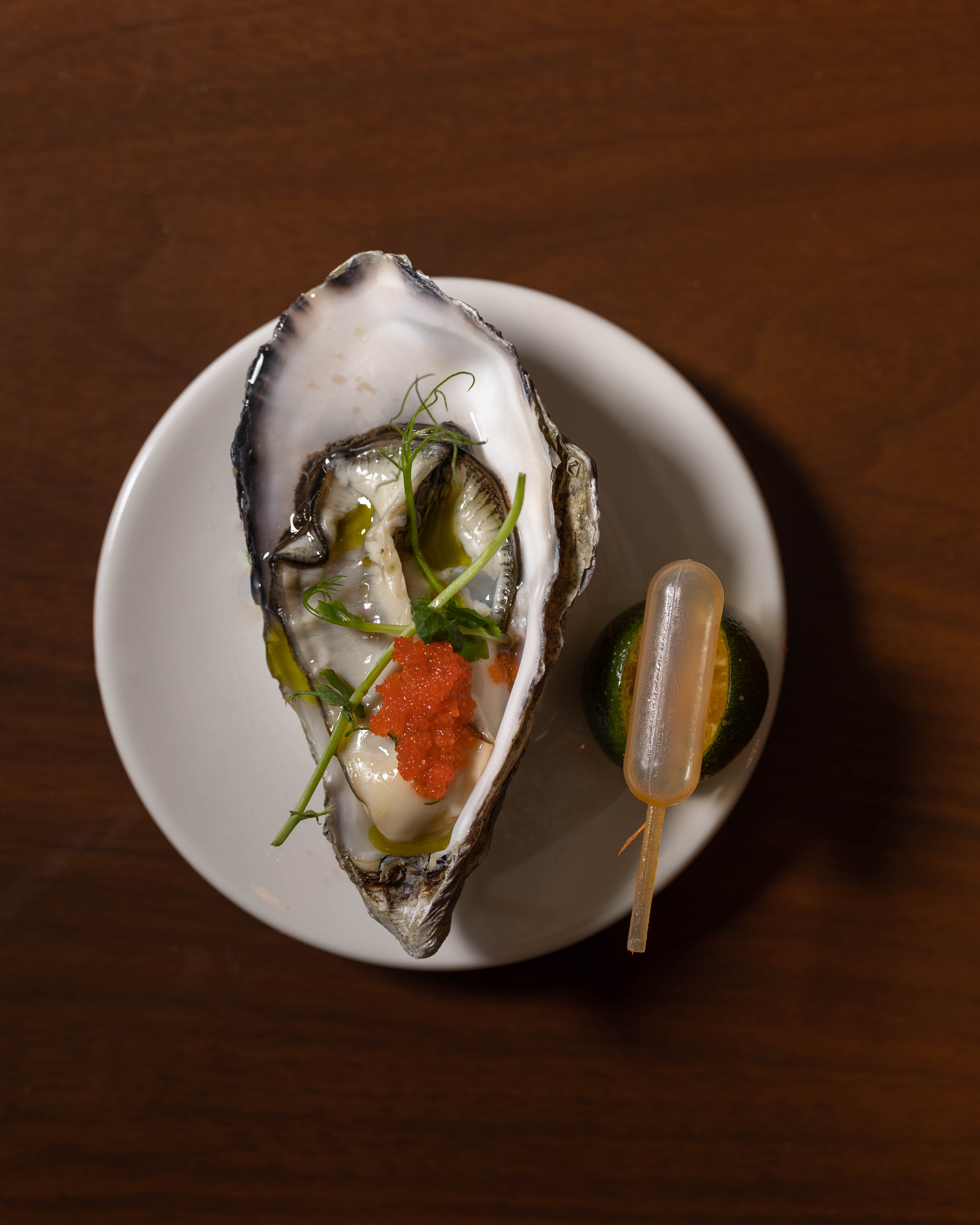 最初の出会い旅は「ウナン・パギキタ」から始まる。冷たい牡蠣とシニガンスープの「マラミグ・ナ・サバウ・アット・タラバ」の最初のコースとして。塩気と穏やかな酸味が控えめに調和し、初対面の興奮を呼び起こす。好奇心が漂い、最初の印象が形作られ始める。