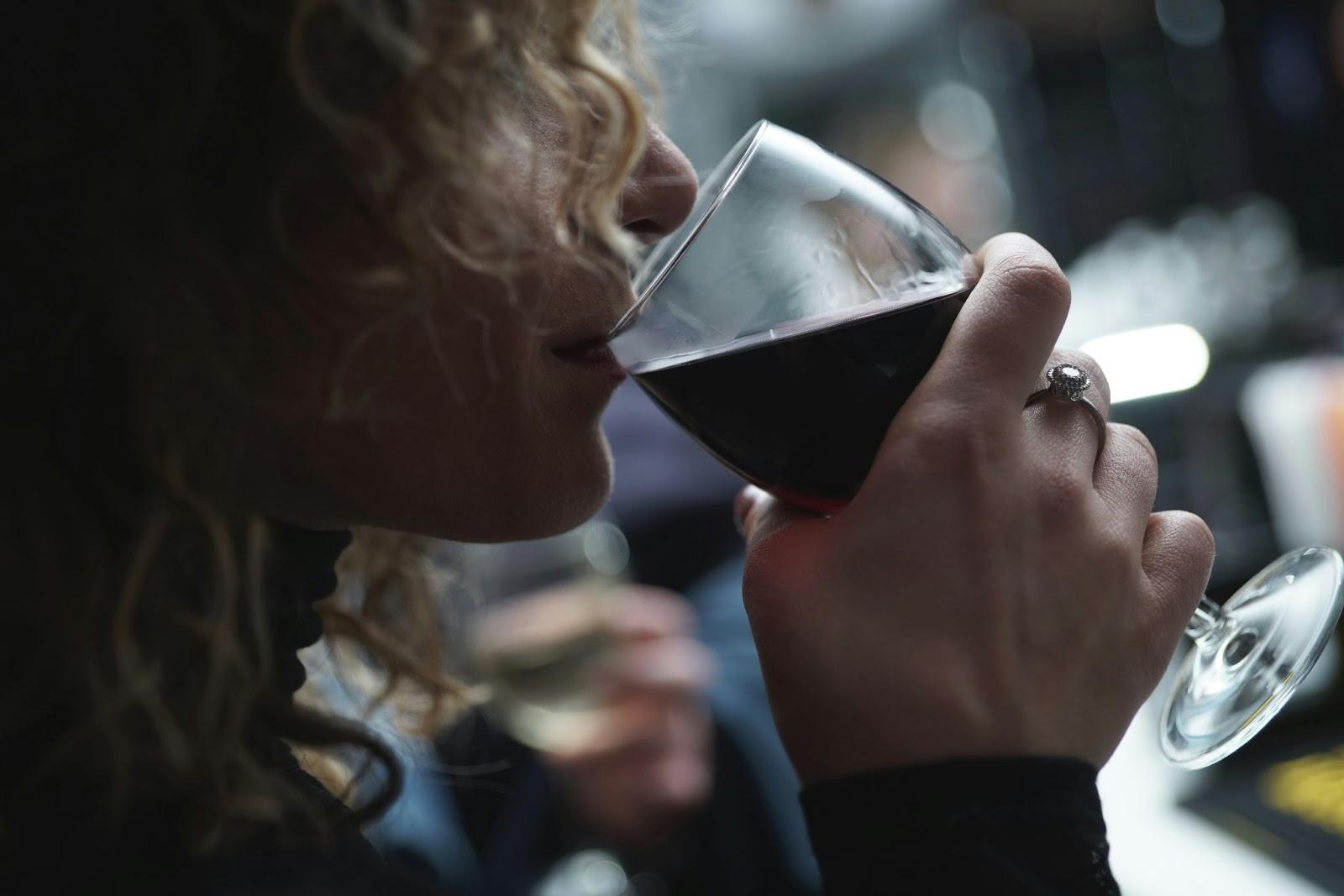 ワインを飲む女性